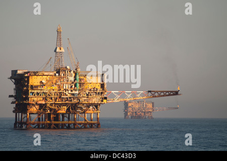 Plate-forme pétrolière offshore de PCH-1 Rio de Janeiro pour Petrobras, avec navire d'approvisionnement, le long du côté de l'opération de transfert du fret. Banque D'Images