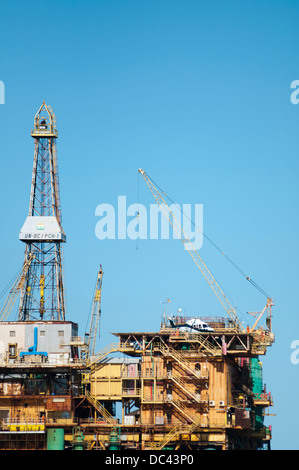 Hélicoptère a atterri sur plate-forme pétrolière offshore PCH-01 Rio de Janeiro Bassin de Campos, travaillant pour Petrobras. Banque D'Images