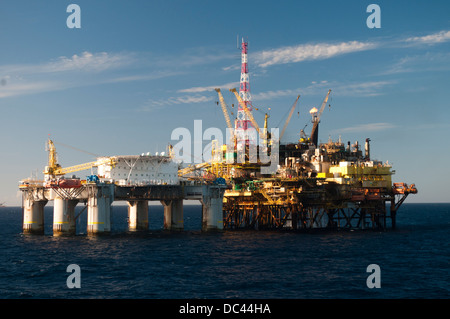 PCE-1 offshore oil rig Rio de Janeiro avec hôtel flottant qui y sont connectés. Travailler pour Petrobras. Banque D'Images