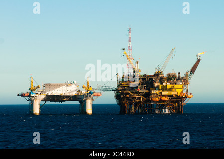 PCE-1 offshore oil rig Rio de Janeiro avec hôtel flottant qui y sont connectés. Travailler pour Petrobras. Banque D'Images