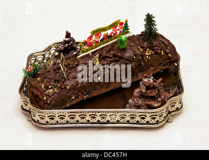 "Bûche de Noël" (bûche de Noël), c'est un Chocolat noir fourré de confiture de framboises. Dessert traditionnel français pour Noël. Banque D'Images