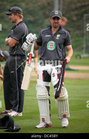 Durham, Royaume-Uni. Le 08 août, 2013. Ed Cowan (à droite) à la session de formation de l'Australie à l'Emirates Durham International Cricket Ground à Chester-le-Street. La session a été la dernière équipe à venir de la pratique du 4e Test-match Investec Cendres entre l'Angleterre et l'Australie. Crédit : Stuart Forster/Alamy Live News Banque D'Images