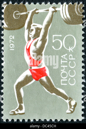 Urss - circa 1972 : timbre imprimé dans l'URSS consacrée Jeux Olympiques d'été de 1920 à Munich, montre l'haltérophile, vers 1972 Banque D'Images