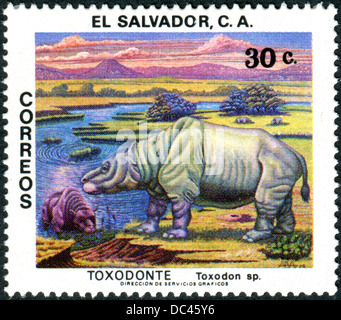 EL SALVADOR - circa 1979 : timbre imprimé en El Salvador, est illustré des animaux fossiles éteintes Toxodon, vers 1979 Banque D'Images