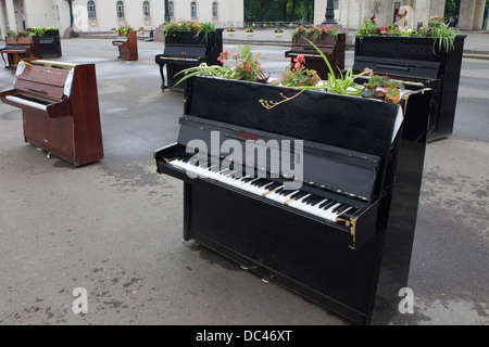 Pianos anciens affiché en face d'un parc à Moscou Banque D'Images