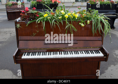 Pianos anciens affiché en face d'un parc à Moscou Banque D'Images