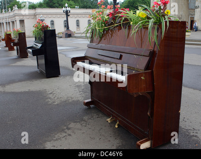 Pianos anciens affiché en face d'un parc à Moscou Banque D'Images