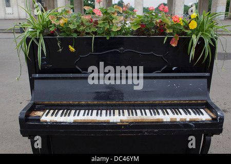 Pianos anciens affiché en face d'un parc à Moscou Banque D'Images