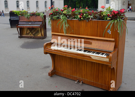 Pianos anciens affiché en face d'un parc à Moscou Banque D'Images