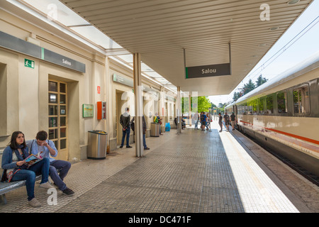 Les passagers qui attendent à la gare de Salou. Banque D'Images