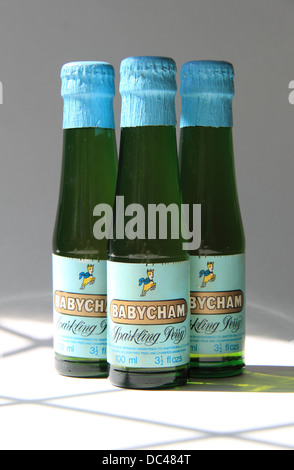 Bouteilles d'origine non ouvert Babycham des années soixante-dix, ou peut-être des années 60 (voir les notes dans la description) Banque D'Images