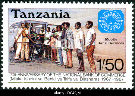 Un timbre imprimé en Tanzanie, dédié à la 20e anniversaire de la Banque Nationale de Commerce, indique le Service de la Banque Mobile Banque D'Images