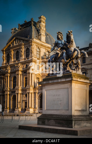 Statue de Louis XIV dans la cour du Musée du Louvre, Paris France Banque D'Images