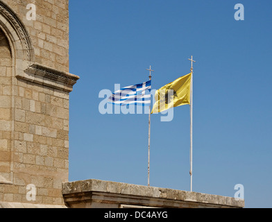 Le drapeau de l'Église orthodoxe grecque (communément interprété comme le drapeau de l'Empire Byzantin), et le drapeau grec. O grec Banque D'Images