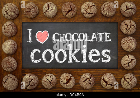 Tableau avec cadre en bois, les cookies au chocolat et l'inscription "I Love Chocolate Cookies' Banque D'Images