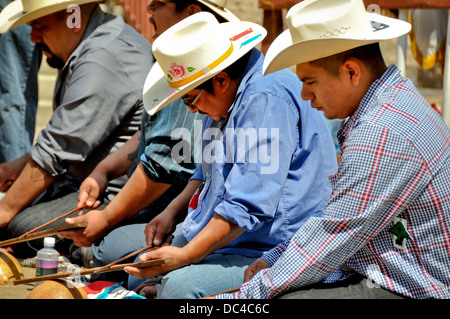 Les musiciens qui accompagnent la danse des cerfs Yaqui Banque D'Images