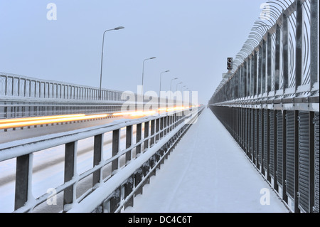 Pont sur le détroit d'Tromsoysundet entre le continent et l'Île Tromsoya, Tromso, Norvège Banque D'Images