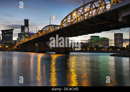 Sous les toits de la ville de l'Oregon Portland Hawthorne Bridge par la Banque de la rivière Willamette au crépuscule Banque D'Images