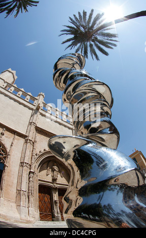 Exposition d'œuvres d'art de Tony Cragg dans l'antique édifice du marché de poissons de l'île espagnole de Majorque. Banque D'Images