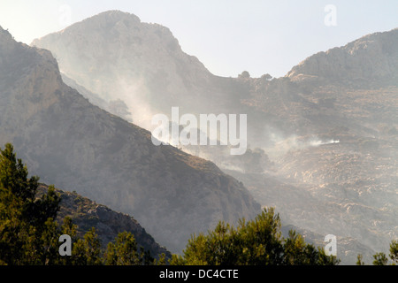 En vol au dessus de la fumée dans les montagnes Estellencs l'île de Majorque après un violent incendie s'est propagé autour de 2300 hectares. Banque D'Images