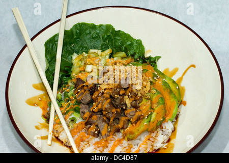 Authentic Japanese Food photographiés avec un flair de l'Amérique contemporaine. Un style traditionnel japonais non plaque de boeuf servi avec Banque D'Images