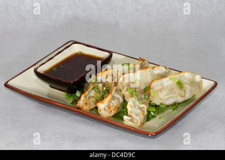 Authentic Japanese Food photographiés avec un flair de l'Amérique contemporaine. Quenelles japonais avec de la sauce soja. Banque D'Images