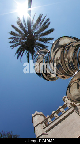 Exposition d'œuvres d'art de Tony Cragg dans l'antique édifice du marché de poissons de l'île espagnole de Majorque. Banque D'Images