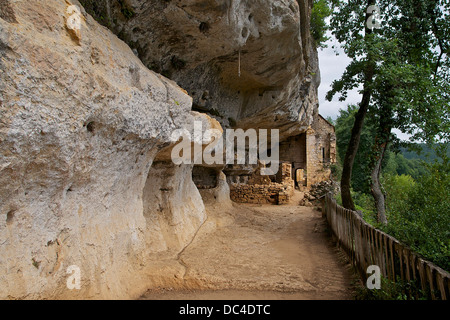 Le troglodyte village médiéval de La Madeleine, creusées dans la falaise, juste au-dessus de la grotte préhistorique du même nom ('Ab Banque D'Images