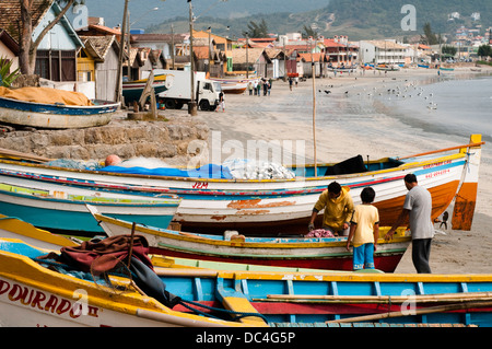 Au pêcheur traditionnel local travaillant à la plage la plage de Florianopolis, Santa Catarina, Brésil du Sud Banque D'Images