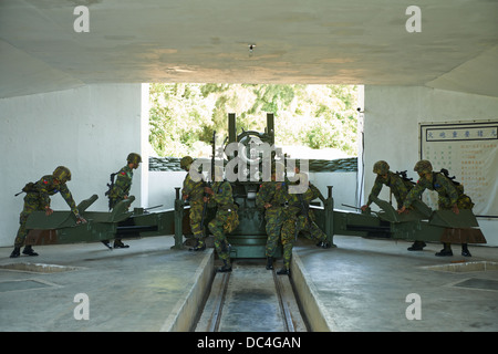 La Taiwan militaires les soldats effectuant les positions et des exercices de tir sur un fait, 1930 conçu M1 de 155 mm Howitzer Long Tom Banque D'Images