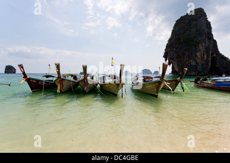 Sur les ferry-boats traditionnels en Railay Beach la province de Krabi, Thaïlande Banque D'Images