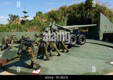 La Taiwan militaires les soldats effectuant les positions et des exercices de tir sur un fait, 1930 conçu M1 de 155 mm Howitzer Long Tom Banque D'Images