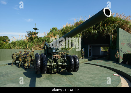 La Taiwan militaires les soldats effectuant les positions et des exercices de tir sur un fait, 1930 conçu M1 de 155 mm Howitzer Long Tom Banque D'Images