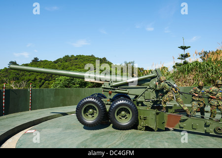 La Taiwan militaires les soldats effectuant les positions et des exercices de tir sur un fait, 1930 conçu M1 de 155 mm Howitzer Long Tom Banque D'Images