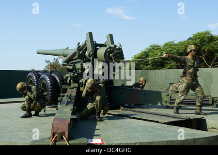 La Taiwan militaires les soldats effectuant les positions et des exercices de tir sur un fait, 1930 conçu M1 de 155 mm Howitzer Long Tom Banque D'Images