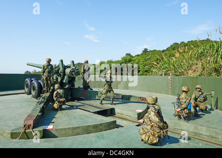 La Taiwan militaires les soldats effectuant les positions et des exercices de tir sur un fait, 1930 conçu M1 de 155 mm Howitzer Long Tom Banque D'Images