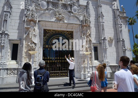 Hearst Castle/entrée avec guide et groupe, San Simeon, CA Banque D'Images