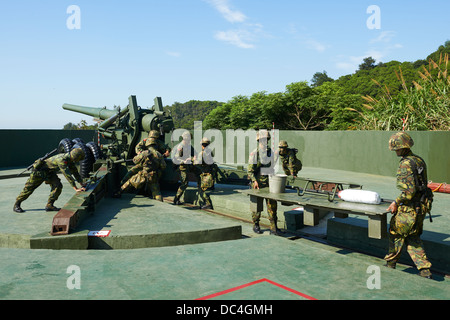 La Taiwan militaires les soldats effectuant les positions et des exercices de tir sur un fait, 1930 conçu M1 de 155 mm Howitzer Long Tom Banque D'Images