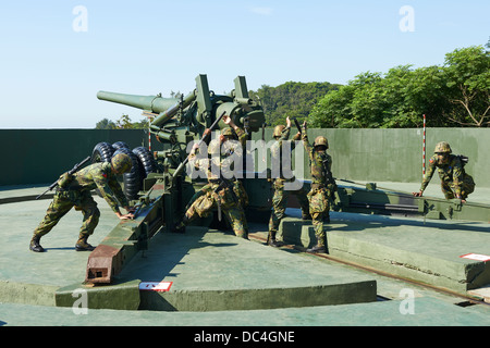 La Taiwan militaires les soldats effectuant les positions et des exercices de tir sur un fait, 1930 conçu M1 de 155 mm Howitzer Long Tom Banque D'Images