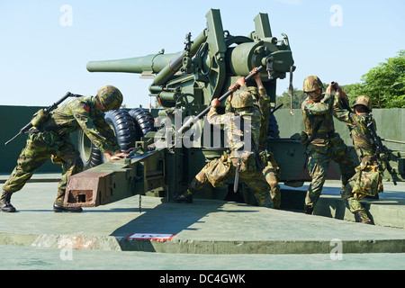 La Taiwan militaires les soldats effectuant les positions et des exercices de tir sur un fait, 1930 conçu M1 de 155 mm Howitzer Long Tom Banque D'Images