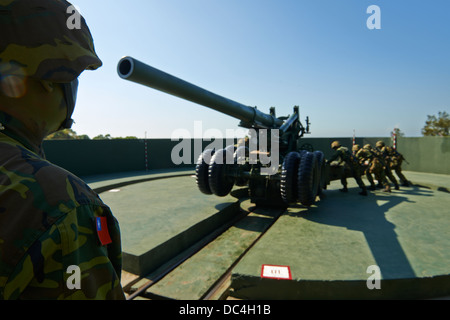 La Taiwan militaires les soldats effectuant les positions et des exercices de tir sur un fait, 1930 conçu M1 de 155 mm Howitzer Long Tom Banque D'Images