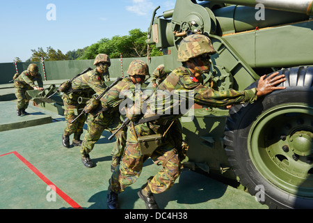 La Taiwan militaires les soldats effectuant les positions et des exercices de tir sur un fait, 1930 conçu M1 de 155 mm Howitzer Long Tom Banque D'Images