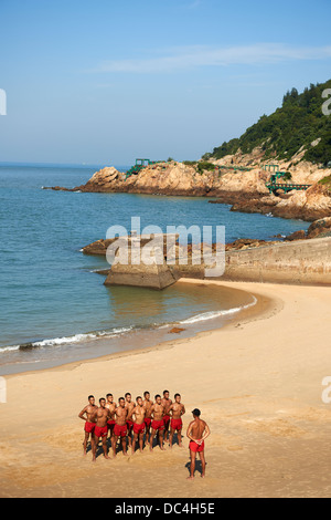 Les joints de la Marine taïwanaise, surnommé 'train' hommes-grenouilles et de faire les exercices pour rester en forme sur la plage de l'île de Matsu Nangan. Banque D'Images