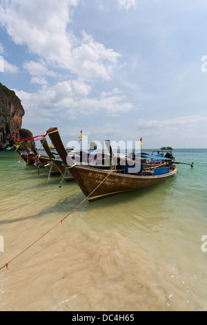 Sur les ferry-boats traditionnels en Railay Beach la province de Krabi, Thaïlande Banque D'Images