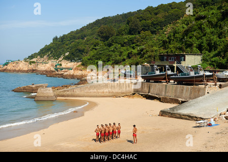 Les joints de la Marine taïwanaise, surnommé 'train' hommes-grenouilles et de faire les exercices pour rester en forme sur la plage de l'île de Matsu Nangan. Banque D'Images