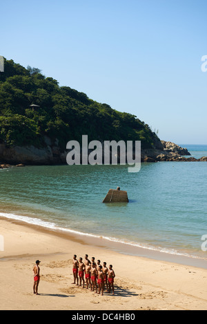 Les joints de la Marine taïwanaise, surnommé 'train' hommes-grenouilles et de faire les exercices pour rester en forme sur la plage de l'île de Matsu Nangan. Banque D'Images