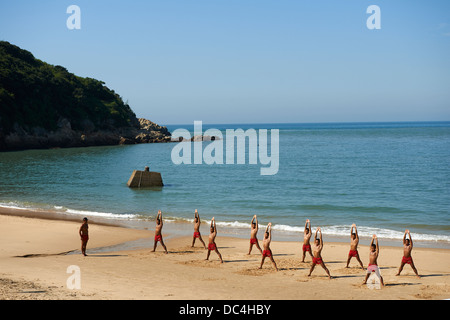 Les joints de la Marine taïwanaise, surnommé 'train' hommes-grenouilles et de faire les exercices pour rester en forme sur la plage de l'île de Matsu Nangan. Banque D'Images