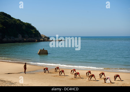 Les joints de la Marine taïwanaise, surnommé 'train' hommes-grenouilles et de faire les exercices pour rester en forme sur la plage de l'île de Matsu Nangan. Banque D'Images