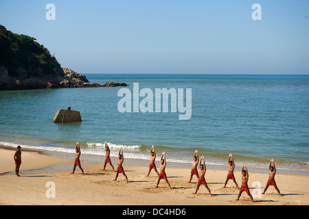 Les joints de la Marine taïwanaise, surnommé 'train' hommes-grenouilles et de faire les exercices pour rester en forme sur la plage de l'île de Matsu Nangan. Banque D'Images