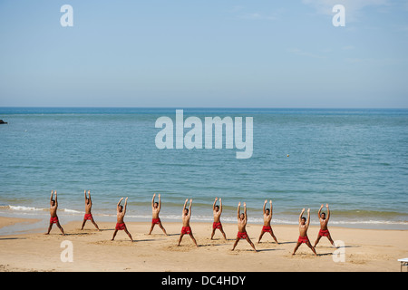 Les joints de la Marine taïwanaise, surnommé 'train' hommes-grenouilles et de faire les exercices pour rester en forme sur la plage de l'île de Matsu Nangan. Banque D'Images